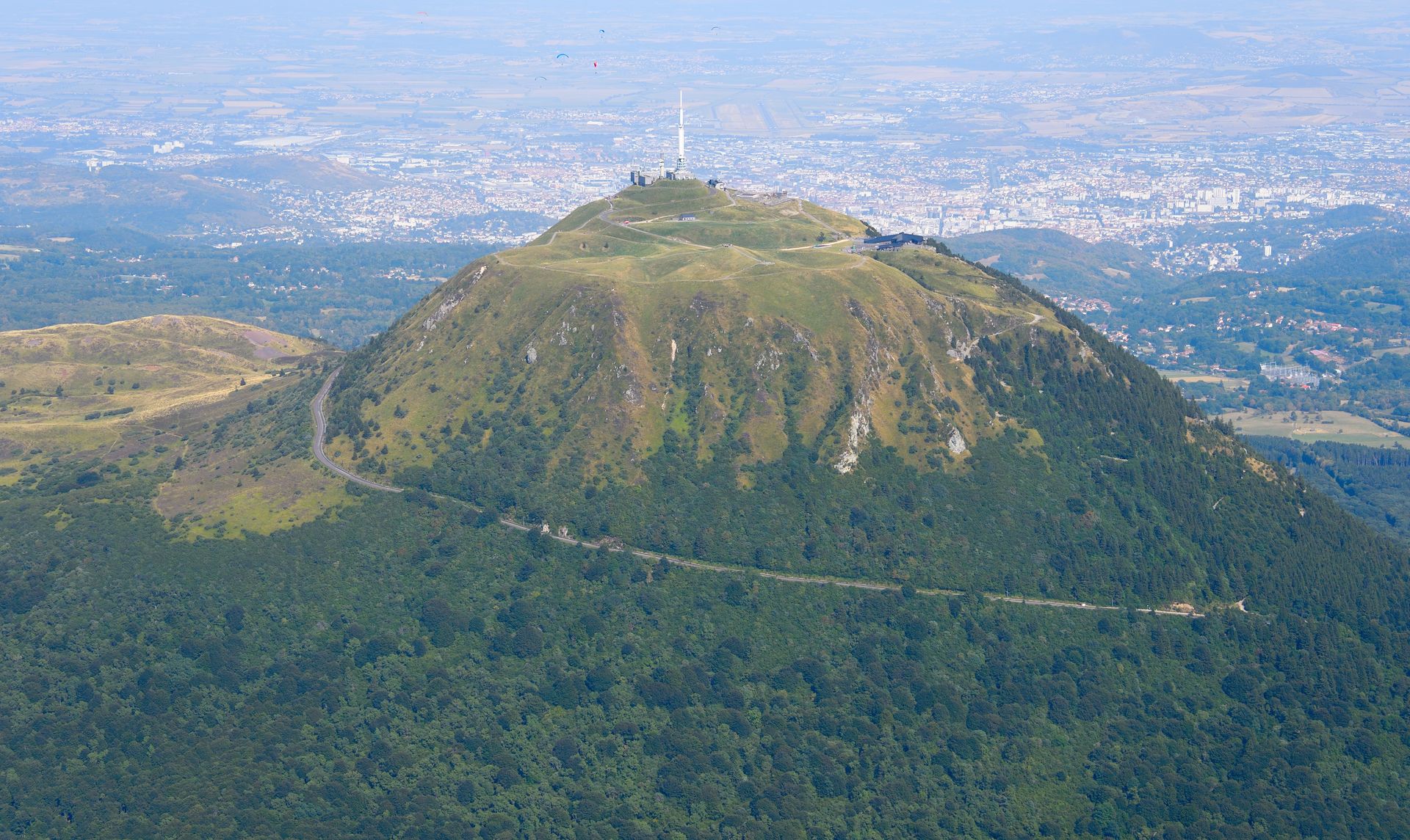 Panorama du Puy-de-Dôme illustrant l'ancrage local et la zone d'intervention dans le 63.